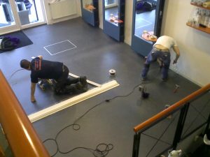 Leggen van het nieuwe marmoleum.